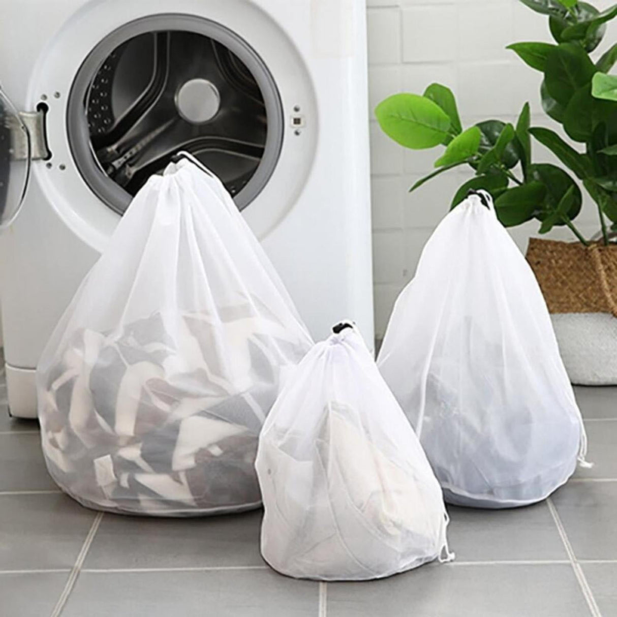 1 Pack Large Laundry Bags,Heavy Duty Diamond Mesh Laundry Bags with Drawstring Closure, Large Laundry Hamper Liner, Washable Laundry Essentials for Travel, Sports, Dorms,White (19.6in) 31.4in