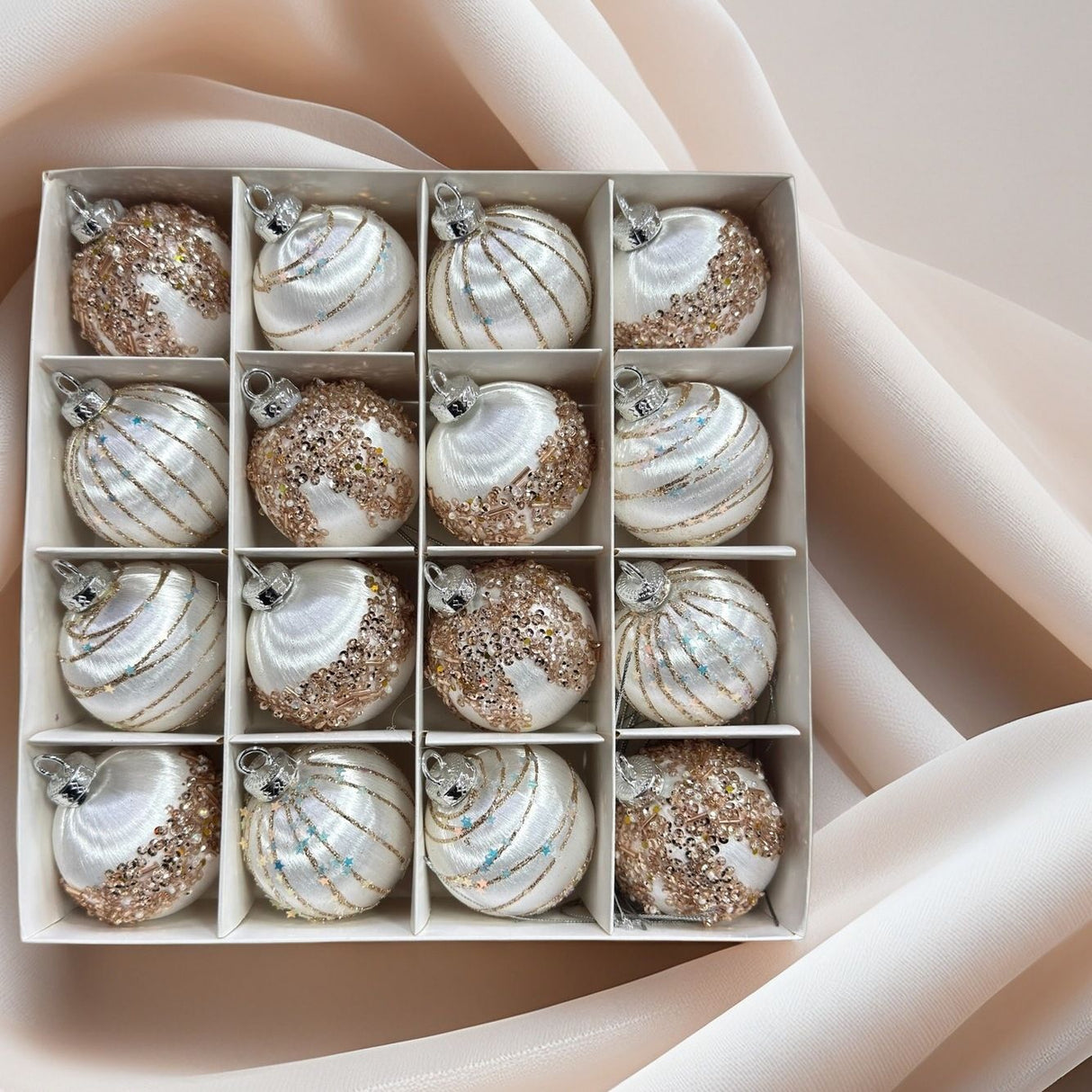 16-Piece Champagne White Hand-Painted Christmas Ornaments: 6cm lightweight plastic, shatterproof and durable, hand-painted with gold threads and glitter in 4 elegant designs, versatile and refined, perfect for decorating Christmas trees and home ambiance.
