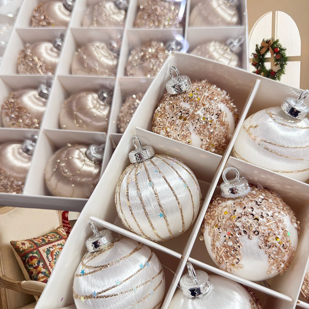 16-Piece Champagne White Hand-Painted Christmas Ornaments: 6cm lightweight plastic, shatterproof and durable, hand-painted with gold threads and glitter in 4 elegant designs, versatile and refined, perfect for decorating Christmas trees and home ambiance.