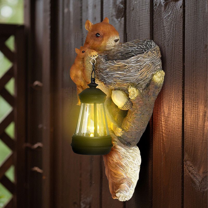 Retro Squirrel Lantern Solar-Powered Outdoor Wall Light, Solar-Powered with Light Sensor, Outdoor Garden and Courtyard Wall Decor, Balcony and Tree-Mounted Ambiance Night Light, Courtyard Statue and Ornament