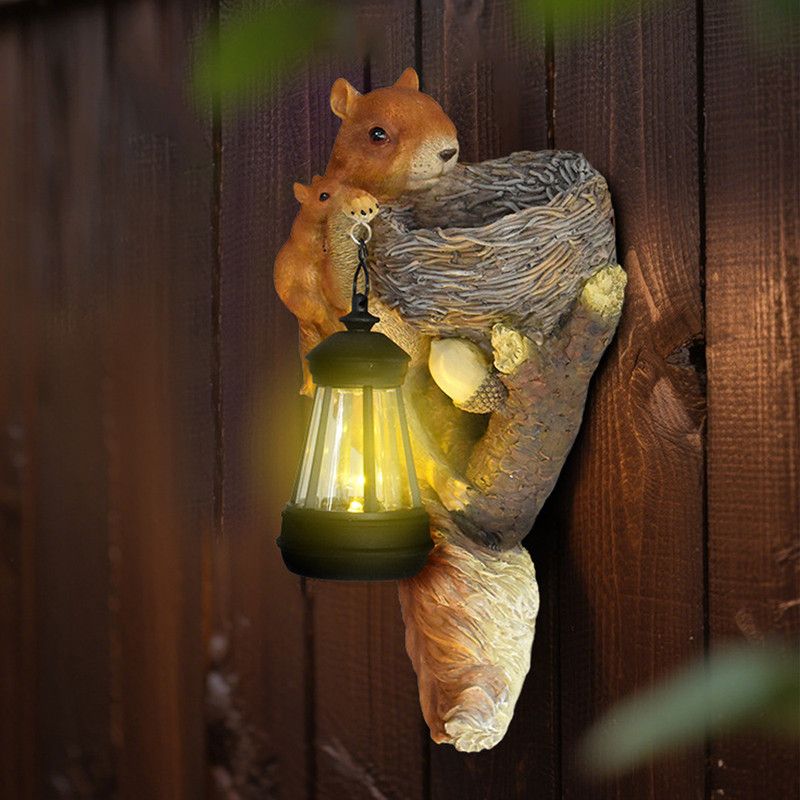 Retro Squirrel Lantern Solar-Powered Outdoor Wall Light, Solar-Powered with Light Sensor, Outdoor Garden and Courtyard Wall Decor, Balcony and Tree-Mounted Ambiance Night Light, Courtyard Statue and Ornament