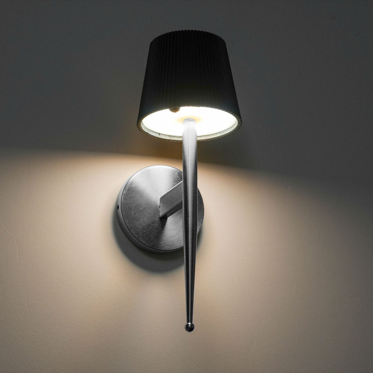 Modern Decorative Wall Sconce Solar-powered Wall Light Indoor Outdoor Wall Lighting Fixture Wall-mounted Lamp for Living Room Beadroom Study Porch Yard