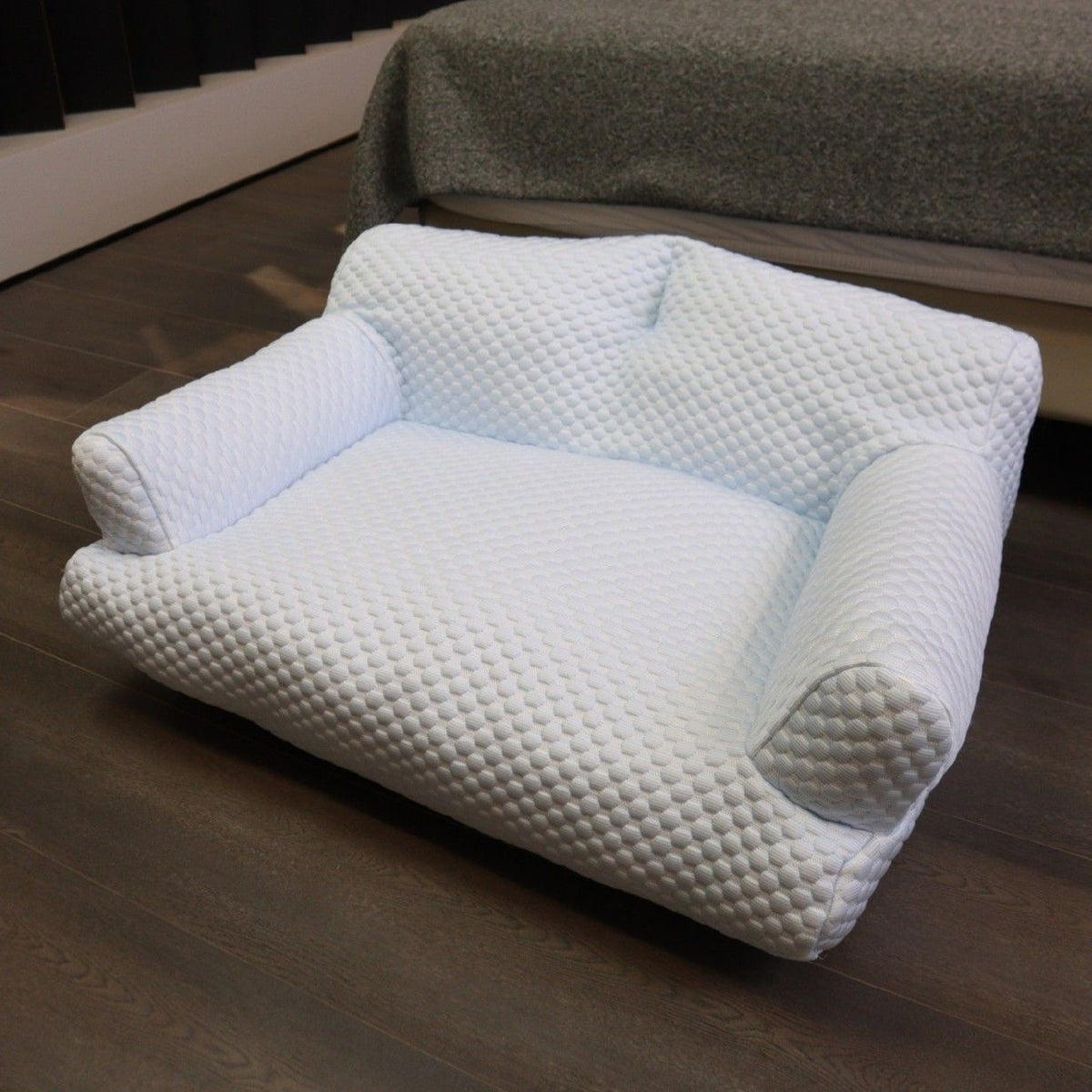Cooling Pet Sofa Bed for Cats and Dogs, Breathable Ice Silk Bean Fabric with Supportive Edges, Removable Washable Cover, Non-Slip Bottom, Ideal for Summer Lounging in Living Rooms and Bedrooms (Light Green, M)