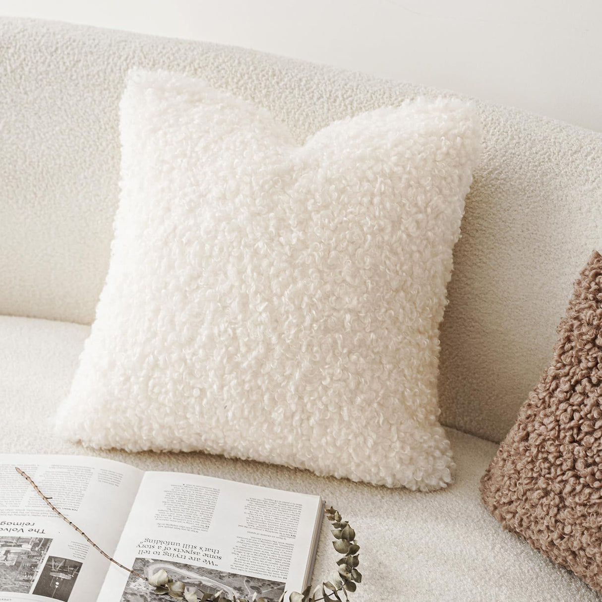 2 artificial fur pillowcases, soft pillowcases, decorative wool roll pillowcases, suitable for beds, sofas, living rooms, white(without pillow core)