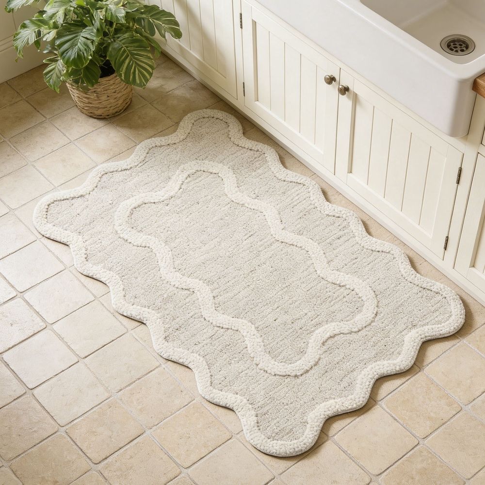Soft Bath Mat, 16 x 24 Inch Absorbent Bathroom Rug with Scalloped Cream Beige Edge, Washable Shower Mat for Tub and Bathroom Floor