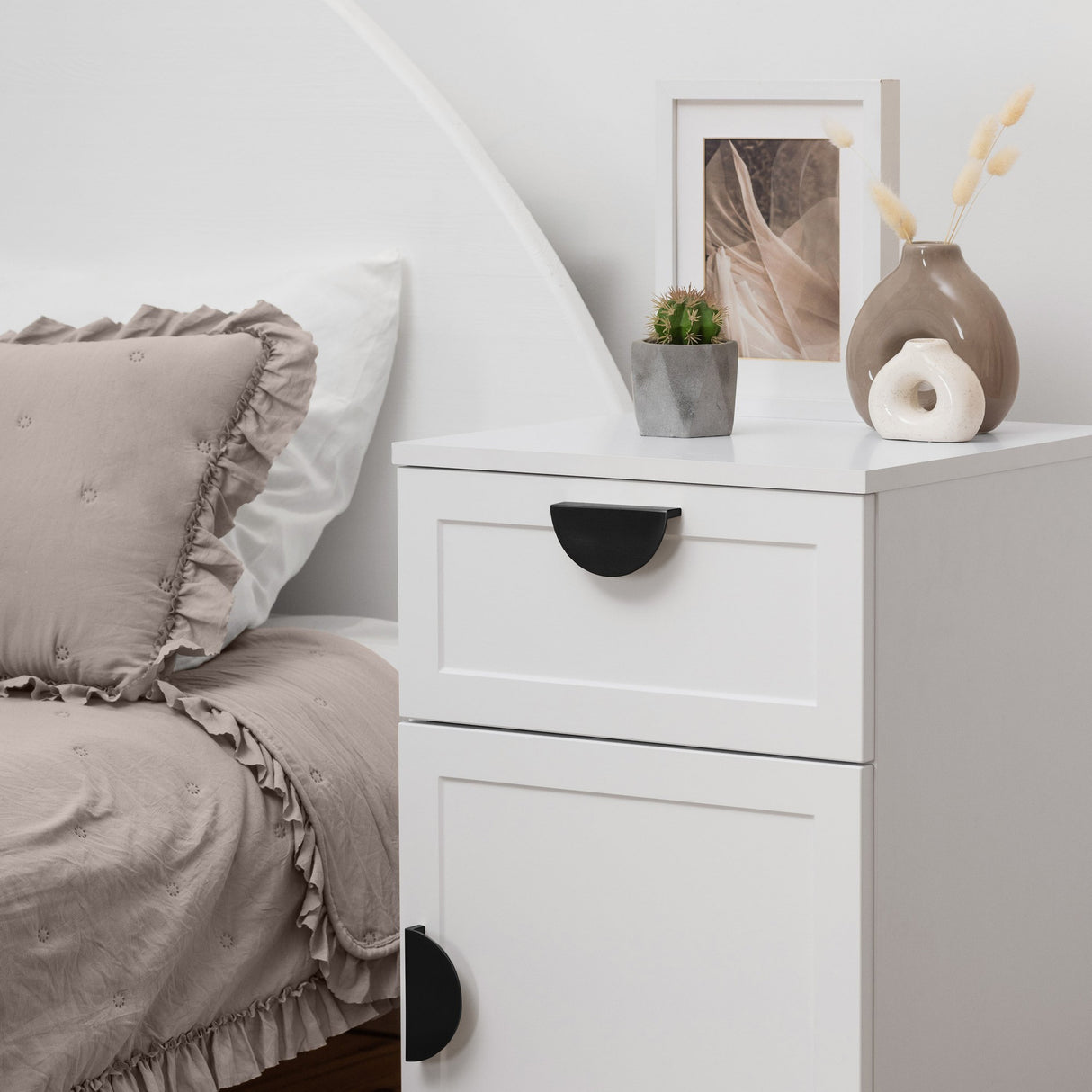 PORTO BEDSIDE TABLE - WHITE - HAMPTONS - HALF MOON BLACK