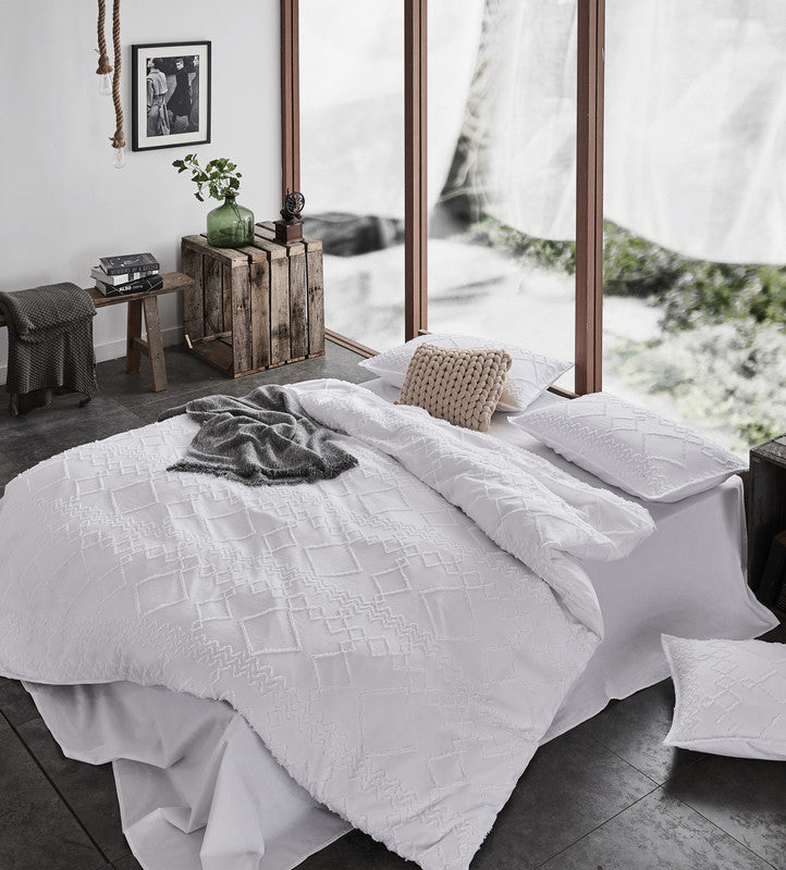 100% Premium Tufted Microfibre Quilt Cover Set - Ultra-Soft, Durable Embroidery Bedding Comforter Set - Machine Washable & Zipper Closure - White - Double