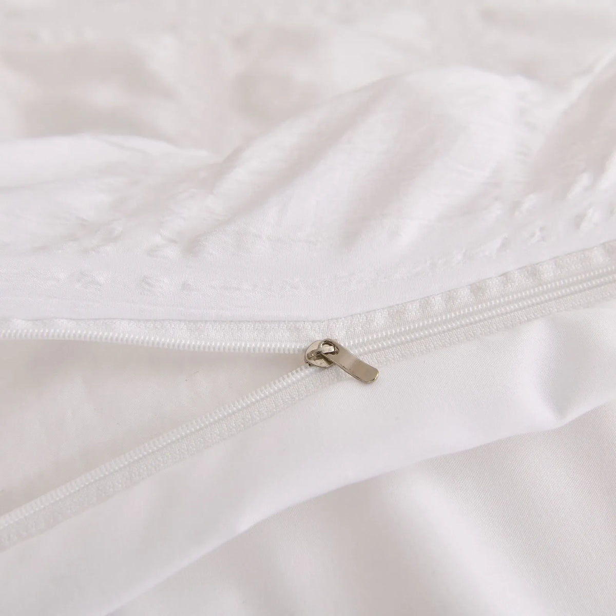 White Montreux Paisley Quilt / Doona / Duvet Cover set