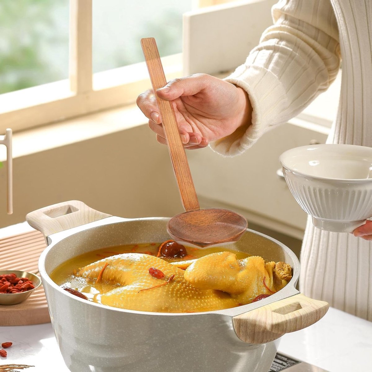 Soup Spoon - 4 Pieces - Stirring Spoon - Wood - With Long Handle - Ladle - Cooking Spoon - Serving Spoon - Bouillon Spoons - Kitchen Accessories - Cooking Utensils - For Soups, Ramen and Hotpot - Suitable for Restaurants and Homes - 22×7cm - Brown
