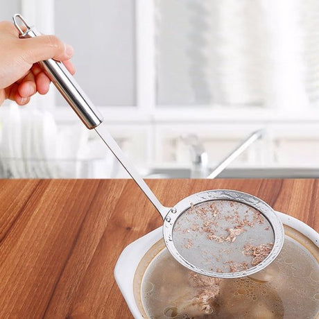 Oil Strainer - 1 Piece - Stainless Steel Oil Skimmer - Kitchen Strainer for Household Use - Fine Mesh Stainless Steel Food Strainer - Suitable for Filtering Oil, Juice and Foam - With Long Handle - Mesh Size 100 Mesh