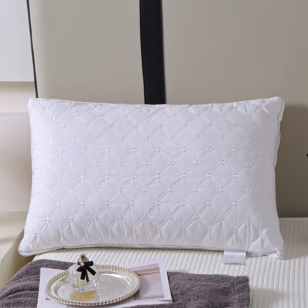 Pillows for Sleeping (1-Pack), Luxury Hotel Pillows Queen Size, Bed Pillows for Side and Back Sleeper, Hotel Luxury Pillow, Supportive Breathable Down Alternative Gusseted Pillow White