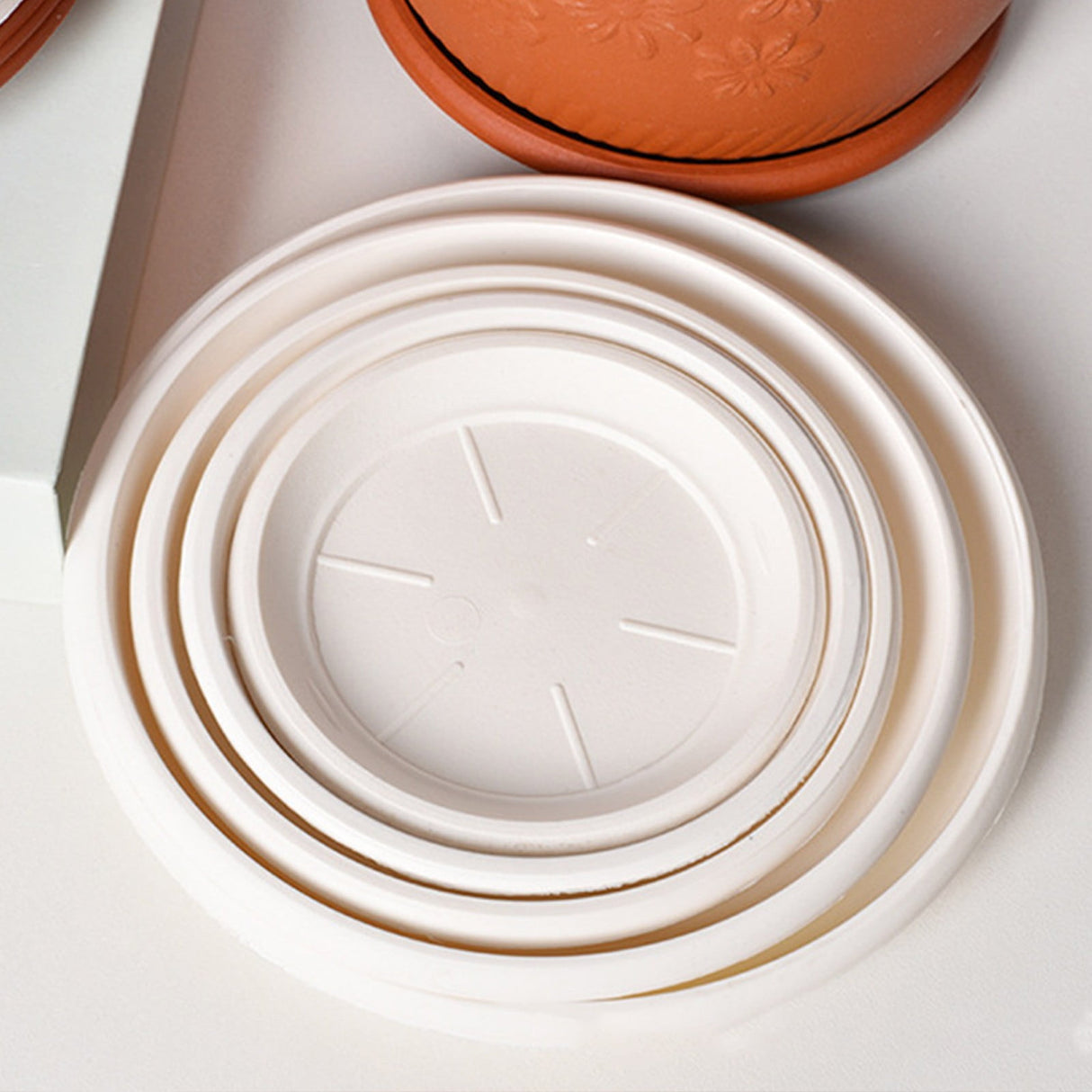 Darzheoy 6 Pack Plant Saucer Tray 3.6 inch, Heavy Duty Plastic Pot Plant Drip Trays Saucers for Indoors Outdoor, Plant Water Tray for Planters 5.9" White