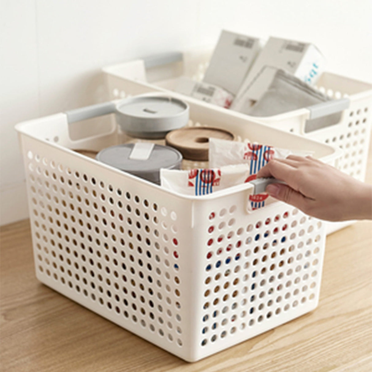 Darzheoy Laundry Basket, 2 pcs Plastic Hamper with Handles, Open Storage Bin to Organize Closets, Cabinets, Pantry, Shelving and Countertop Space, Suitable for Families and Dorms 1PC-White