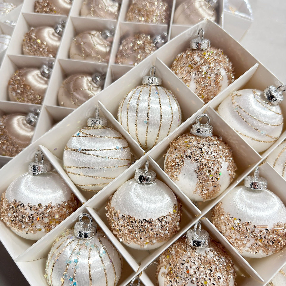16-Piece Champagne White Hand-Painted Christmas Ornaments: 6cm lightweight plastic, shatterproof and durable, hand-painted with gold threads and glitter in 4 elegant designs, versatile and refined, perfect for decorating Christmas trees and home ambiance.