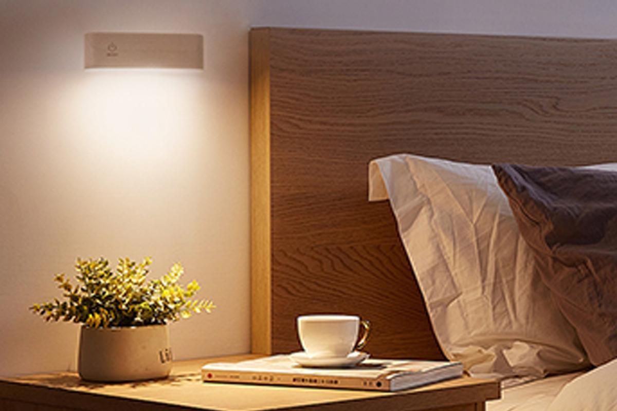 Battery Operated Wall Sconce Wooden Night Light Rotatable Cordless Wall Lamp