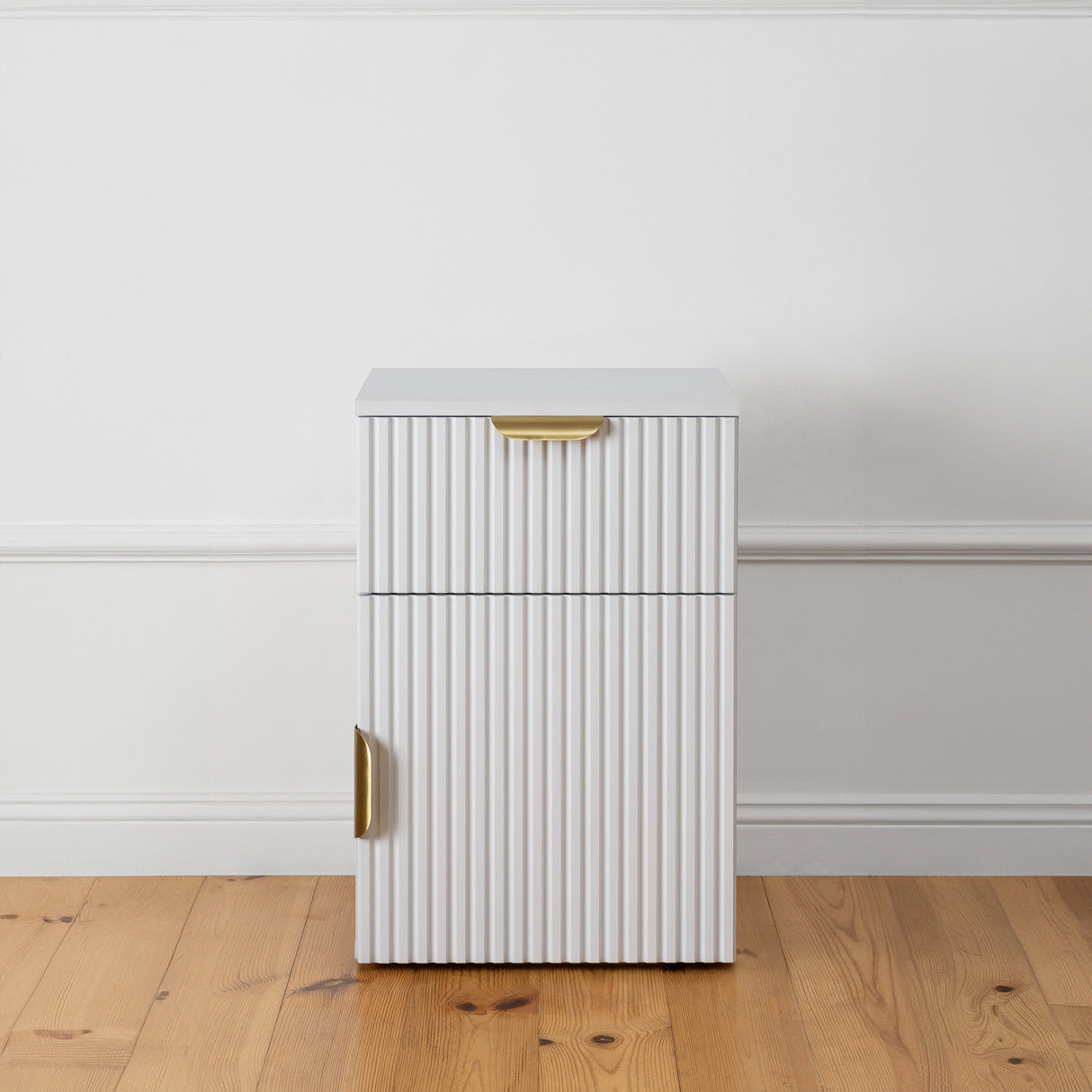 PORTO BEDSIDE TABLE - WHITE - FLUTED - PULL BRASS