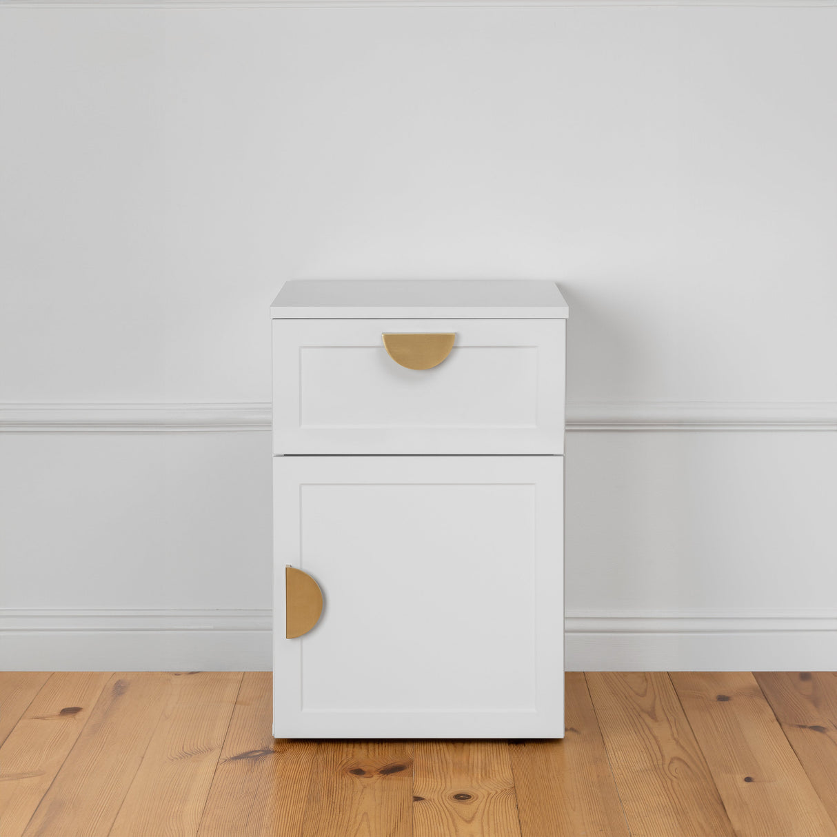 PORTO BEDSIDE TABLE - WHITE - HAMPTONS - HALF MOON BRASS