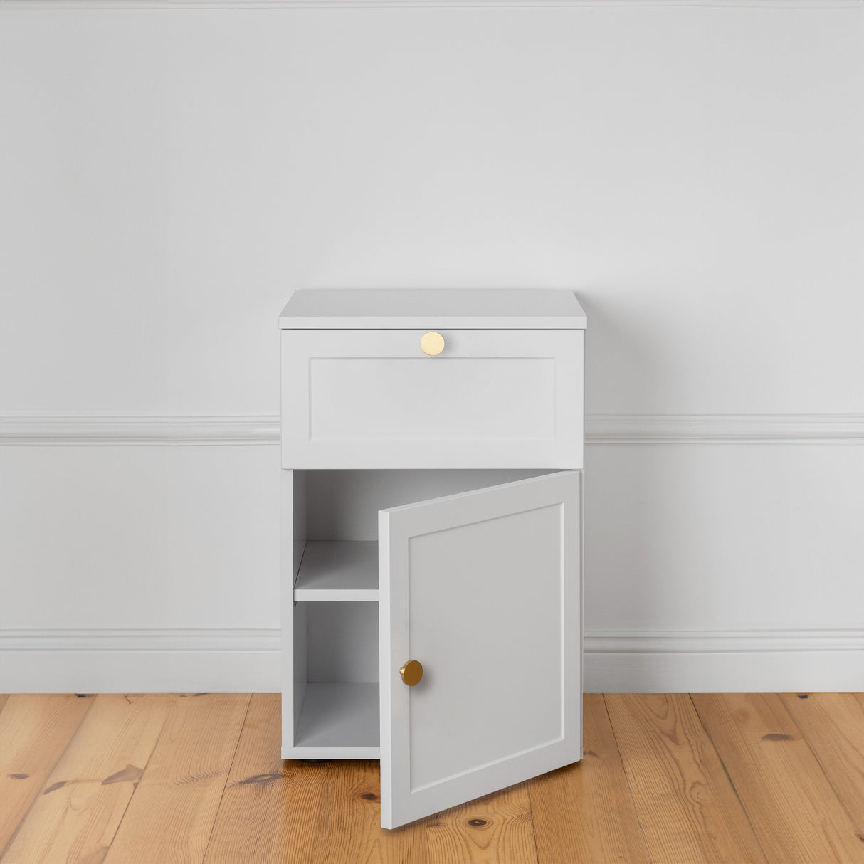 PORTO BEDSIDE TABLE - WHITE - HAMPTONS - ROUND BRASS