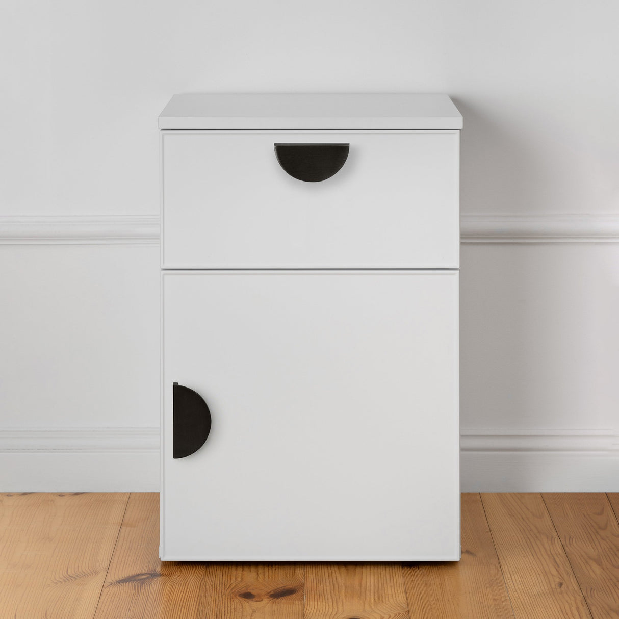 PORTO BEDSIDE TABLE - WHITE - SLIM - HALF MOON BLACK