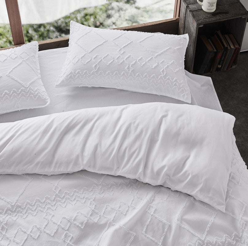 100% Premium Tufted Microfibre Quilt Cover Set - Ultra-Soft, Durable Embroidery Bedding Comforter Set - Machine Washable & Zipper Closure - White - Double