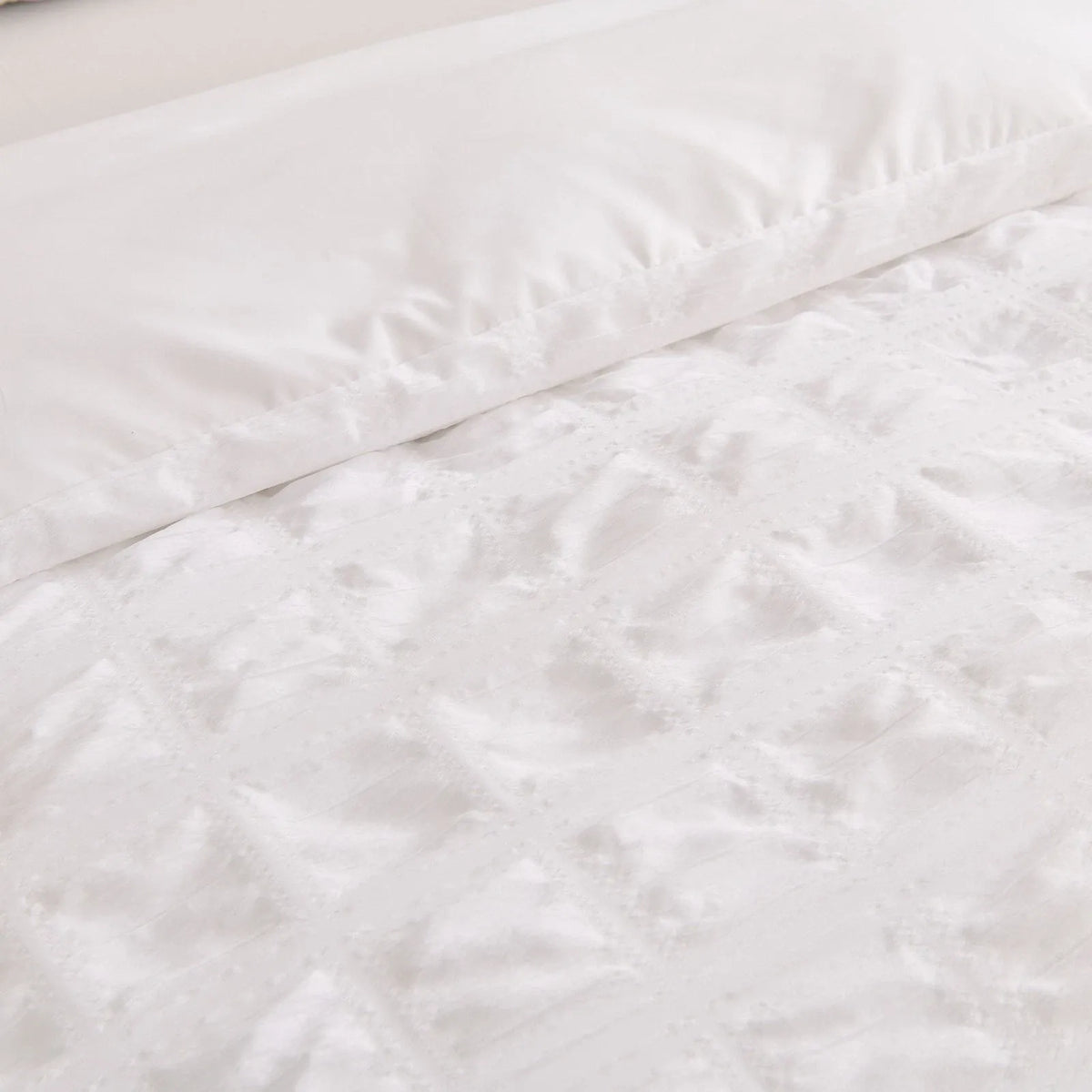 White Montreux Paisley Quilt / Doona / Duvet Cover set