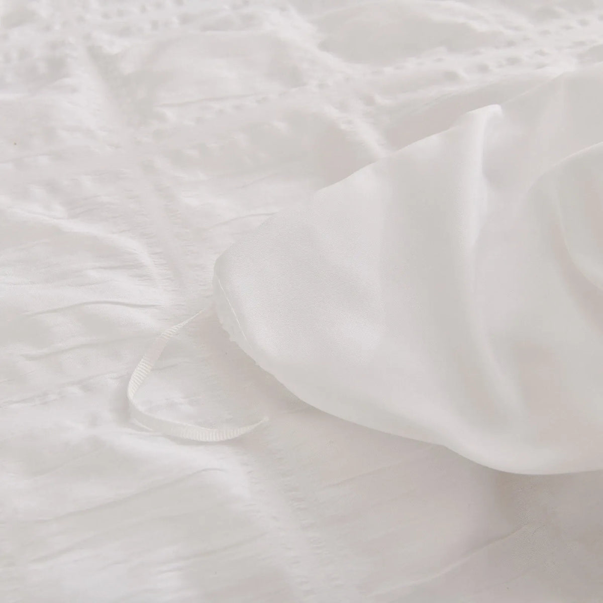 White Montreux Paisley Quilt / Doona / Duvet Cover set